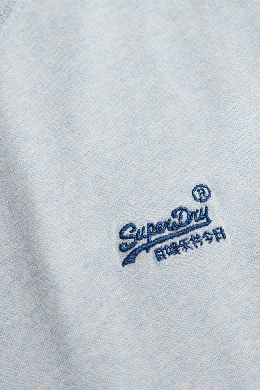 Blauwe korte mouw t-shirt van Superdry met geborduurd logo en lichte marmerlook textuur, close-up detail