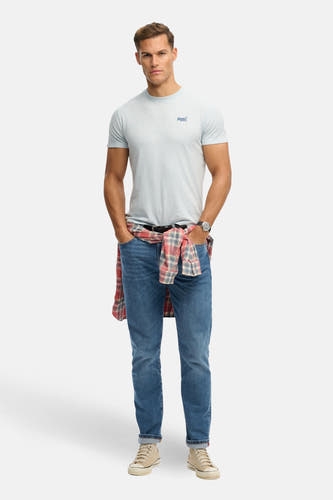 Lichtblauwe korte mouwen T-shirt van SUPERDRY met klein logo op borst, gedragen met jeans en geruit overhemd in zak, front view