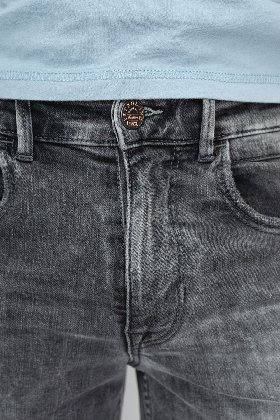 Jean court bleu marine de Petrol Industries avec un effet stone washed et une fermeture à glissière métallique.