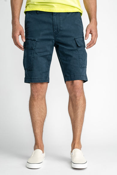 Short cargo bleu de Petrol Industries® avec grandes poches latérales, porté avec un t-shirt jaune fluo et des baskets blanches, vue de face.