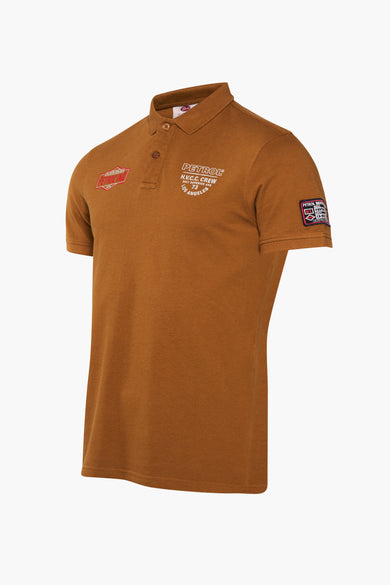 Polo cognac de Petrol Industries® avec logos blancs et rouges, patch sur la manche, manches courtes et fermeture à boutons, vue de face