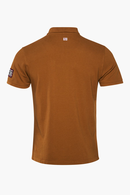 Polo cognac de Petrol Industries® avec détail zippé sur la manche, vue de dos, texture piqué fine