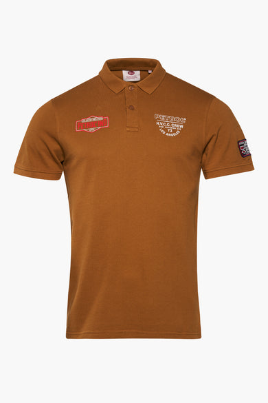Polo cognac de Petrol Industries® avec logos blancs et rouges, manches courtes et texture piquée, vue de face