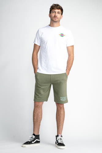 T-shirt blanc de Petrol Industries avec des manches courtes et une petite impression colorée sur la poitrine.