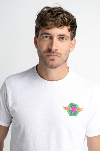 T-shirt blanc de Petrol Industries avec des manches courtes et une impression graphique frappante sur la poitrine.