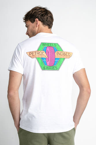 T-shirt blanc de Petrol Industries, avec une impression colorée sur le dos.