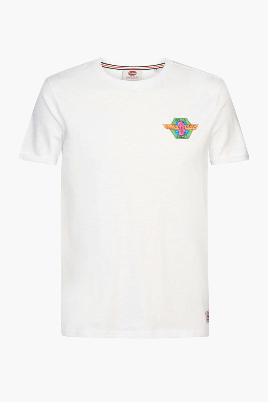 T-shirt blanc de Petrol Industries avec manches courtes et une impression vintage inspirée sur la poitrine.