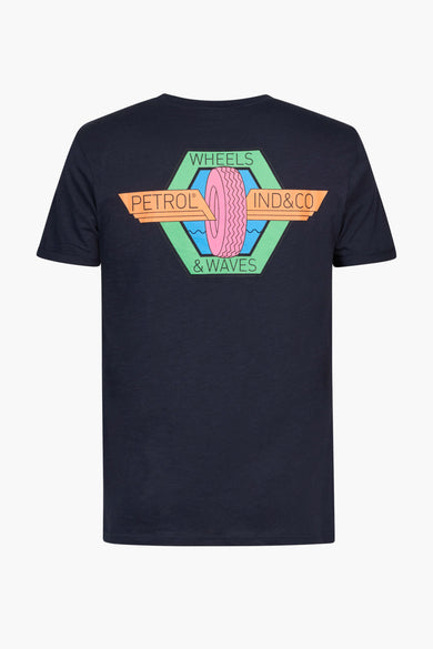 Blauw T-shirt van Petrol Industries met een kleurrijke vintage inspired print op de rug.
