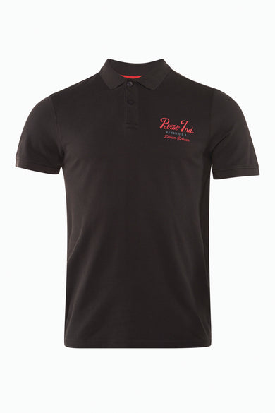 Zwart poloshirt met rode logo-opdruk.