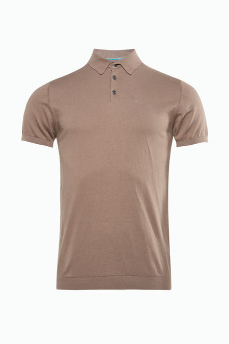 Polo marron de Petrol Industries avec manches courtes, fermeture à boutons et un logo subtil sur la poitrine.