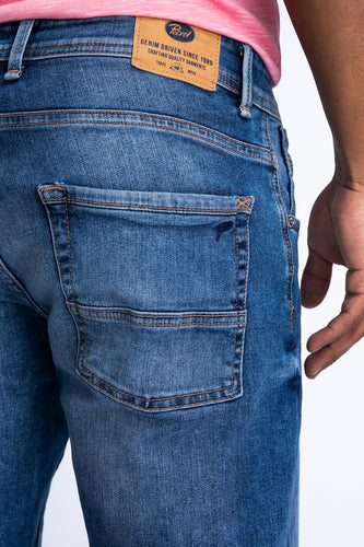 Close-up van blauwe jeans met zak.