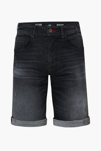 Zwarte denim short met opgerolde pijpen.