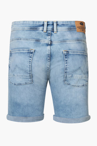 Jean bleu court de Petrol Industries®, avec des poches arrière et des jambes relevées.