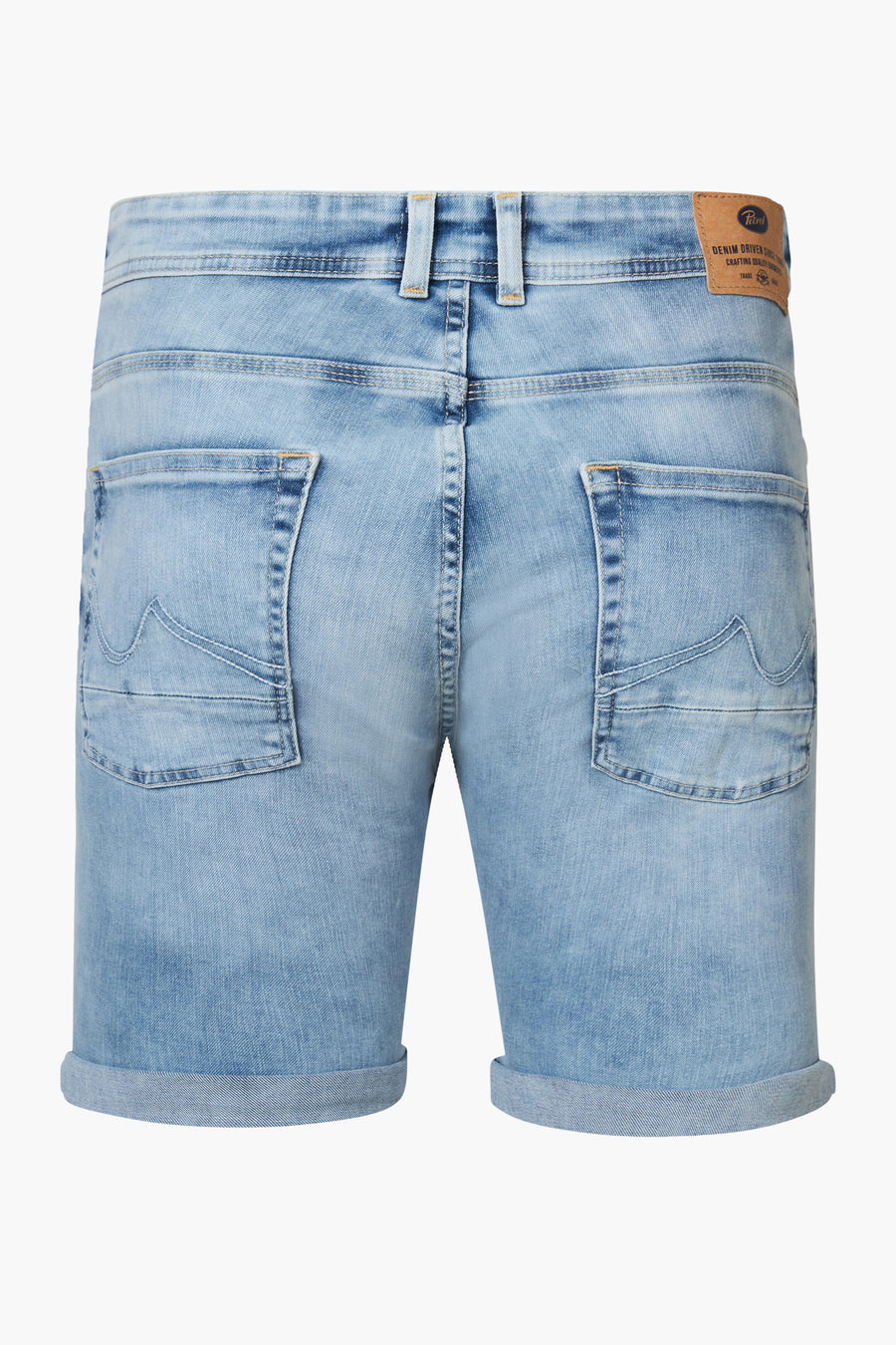 Jean bleu court de Petrol Industries®, avec des poches arrière et des jambes relevées.