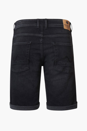 Zwarte denim shorts, achterkant, opgerolde pijpen.