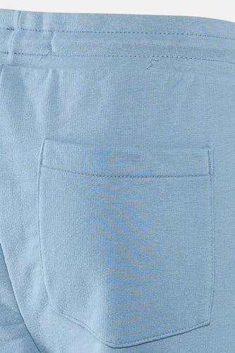 Short bleu de Petrol Industries, avec poche arrière et détails cousus.