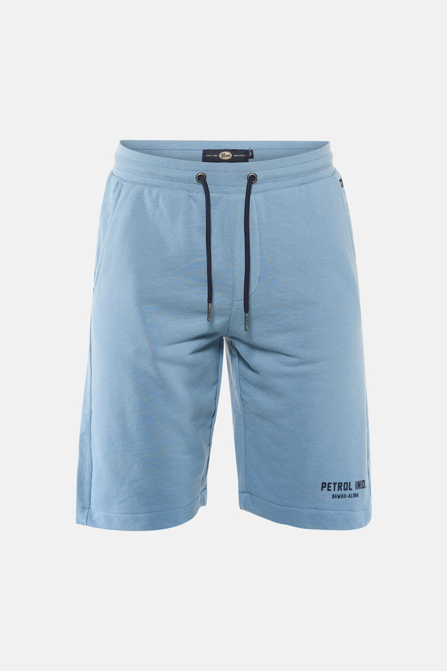 Short bleu de Petrol Industries, avec cordon de serrage et logo, combiné avec un T-shirt de couleur crème et des baskets grises avec des chaussettes blanches.