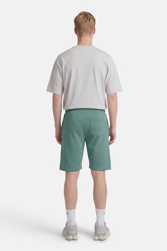 Short vert de Petrol Industries®, vu de dos, avec une poche arrière et un design uni.