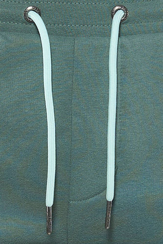 Short vert de Petrol Industries® avec cordons de serrage bleu clair et embouts métalliques.