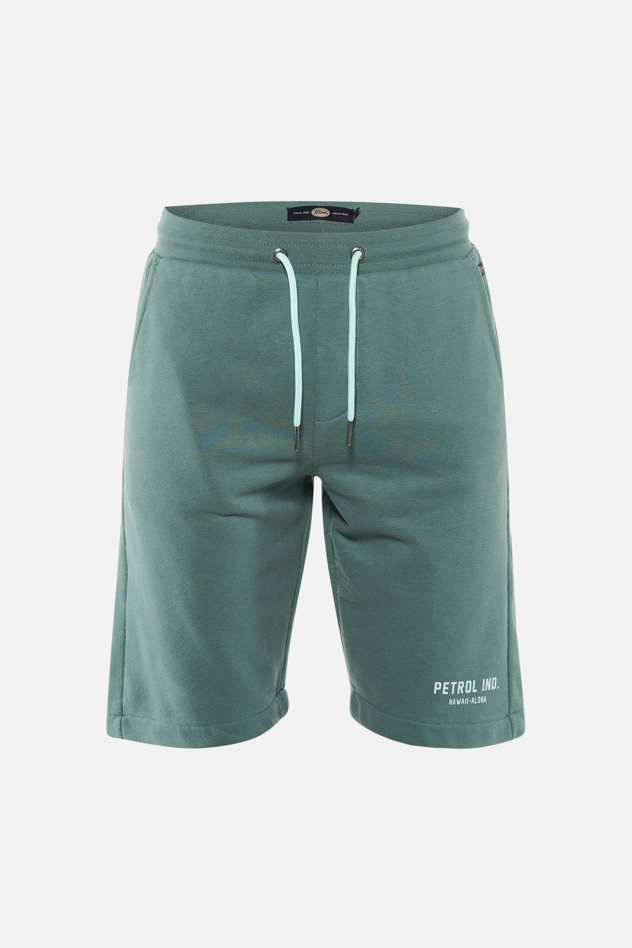Shorts verts de Petrol Industries, avec cordon blanc et un logo de la marque sur la jambe, portés avec un t-shirt gris et des baskets.