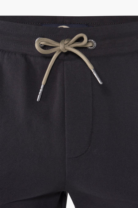 Zwarte joggingbroek met trekkoord.