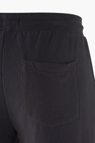 Short noir de Petrol Industries, avec une poche arrière et une ceinture élastique.