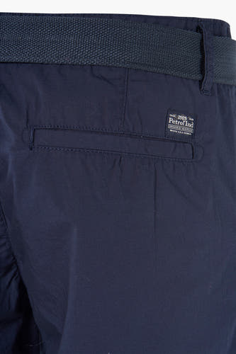 Shorts bleus de Petrol Industries avec une ceinture et un étiquette décorative sur le dos.
