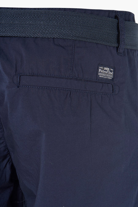 Shorts bleus de Petrol Industries avec une ceinture et un étiquette décorative sur le dos.