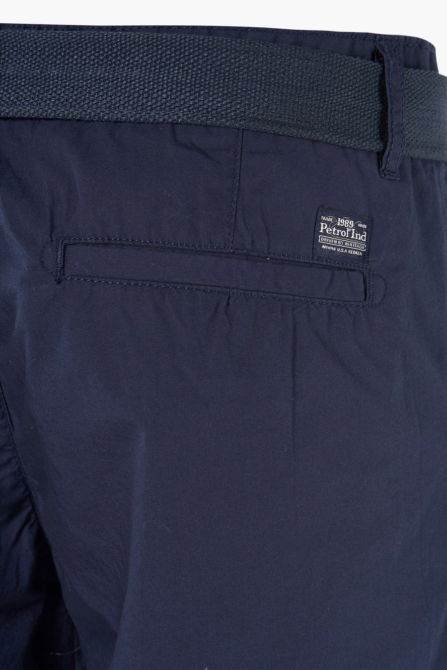 Shorts bleus de Petrol Industries avec une ceinture et un étiquette décorative sur le dos.