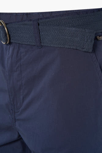 Shorts bleus de Petrol Industries avec ceinture en tissu et anneau métallique, gros plan rapproché.