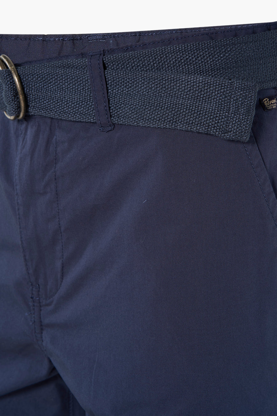 Shorts bleus de Petrol Industries avec ceinture en tissu et anneau métallique, gros plan rapproché.