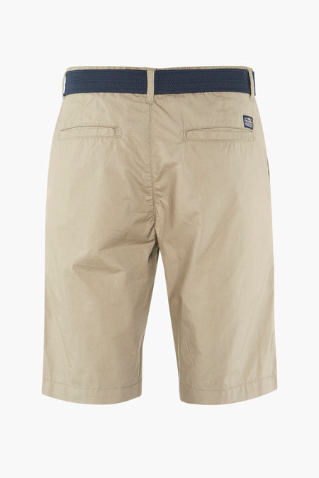Bermuda beige de Petrol Industries, avec une ceinture bleu marine, des poches arrière et un petit logo de marque.