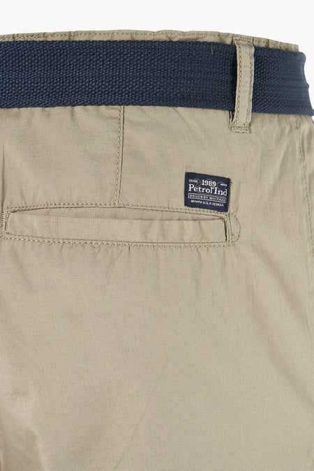 Bermuda beige de Petrol Industries, avec une ceau sombre et un sac arrière.