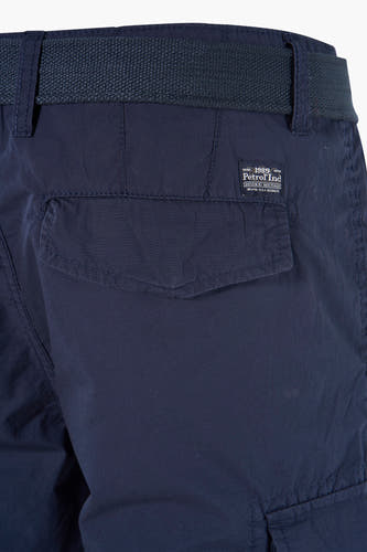 Shorts bleus de Petrol Industries avec poche, ceinture et logo de marque.