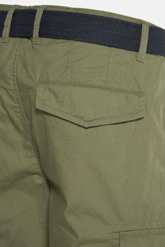 Kaki bermuda van Petrol Industries, met achterzak en een blauw-zwart geweven riem.
