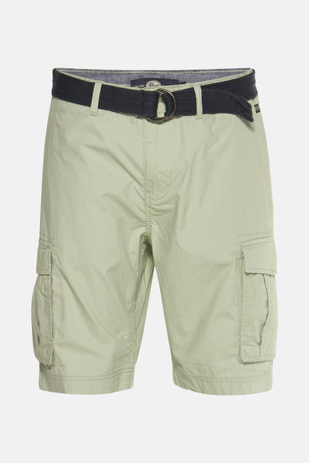 Shorts verts de Petrol Industries avec ceinture bleu foncé et sac à dos.