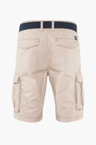 Shorts beige de Petrol Industries avec des poches cargo et une ceinture marine, vus de dos.