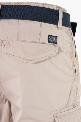Shorts beige de Petrol Industries avec une ceinture bleu foncé, un poche arrière et un détail d'étiquette.