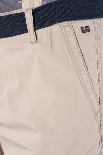 Bermuda beige de Petrol Industries, avec une ceau bleue et un poche sur le côté.