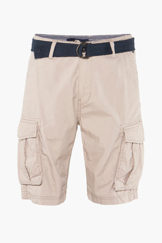 Bermuda beige de Petrol Industries, avec des poches et une ceinture marine.