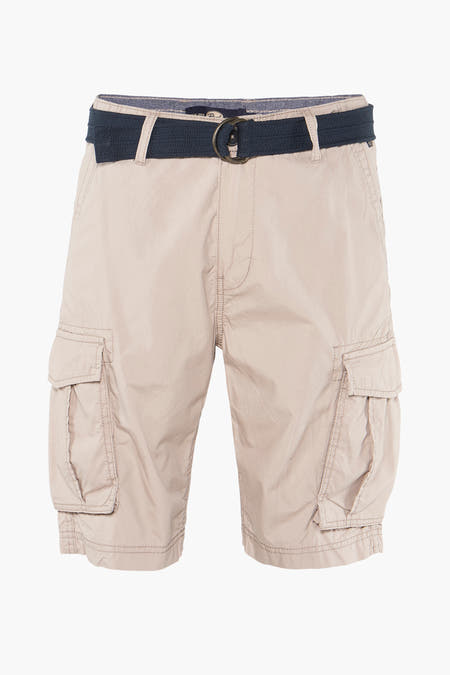 Bermuda beige de Petrol Industries, avec des poches et une ceinture marine.