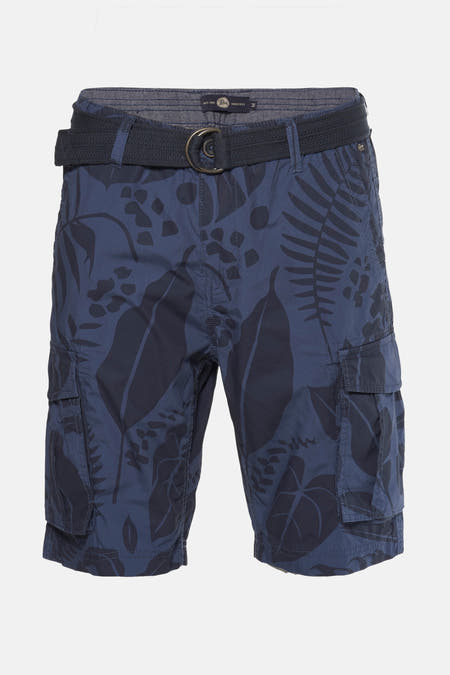 Shorts bleus de Petrol Industries, avec un motif de feuille tropique marine et un ceinture correspondante.