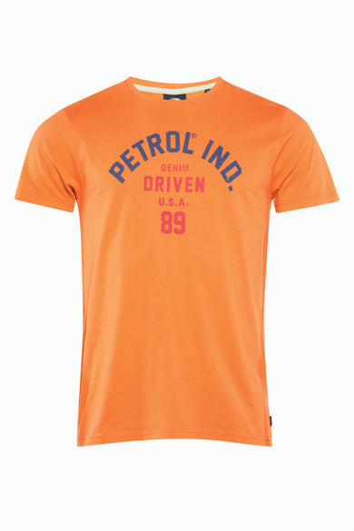 T-shirt orange de Petrol Industries avec impression de texte bleue et rose.