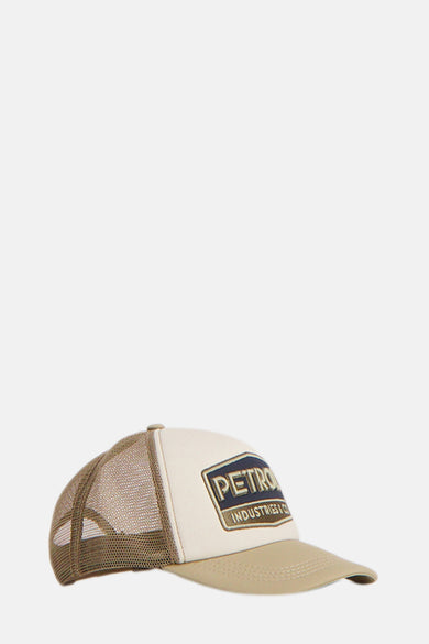 Chapeau beige de Petrol Industries, avec un dos en mesh brun et une étiquette logo à l'avant.