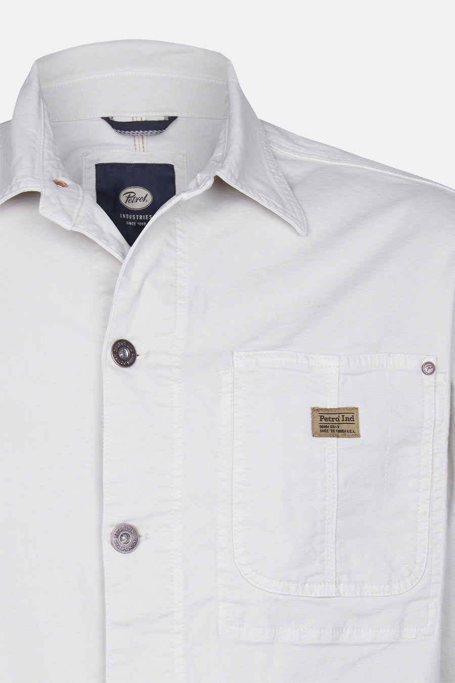 Wit overhemd met knopen en zak.