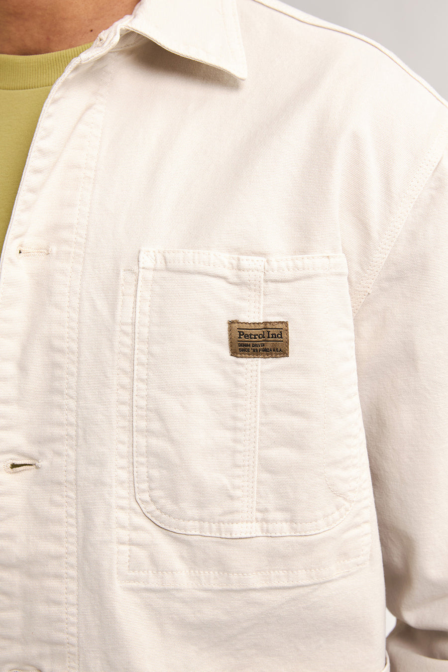 Crèmekleurig overhemd met lange mouwen en merklogo.