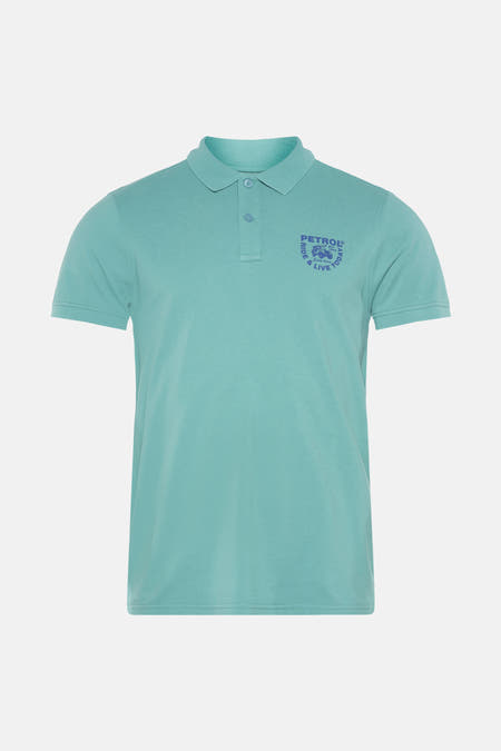 T-shirt bleu à manches courtes de Petrol Industries®, doté d'un blason sur la poitrine.