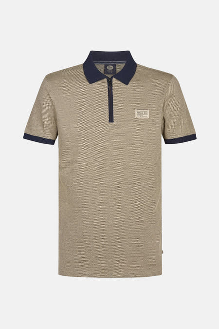 Polo beige à manches courtes de Petrol Industries, avec un motif géométrique et des accents bleu marine.