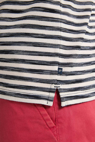 Gestreept shirt, rood broek.