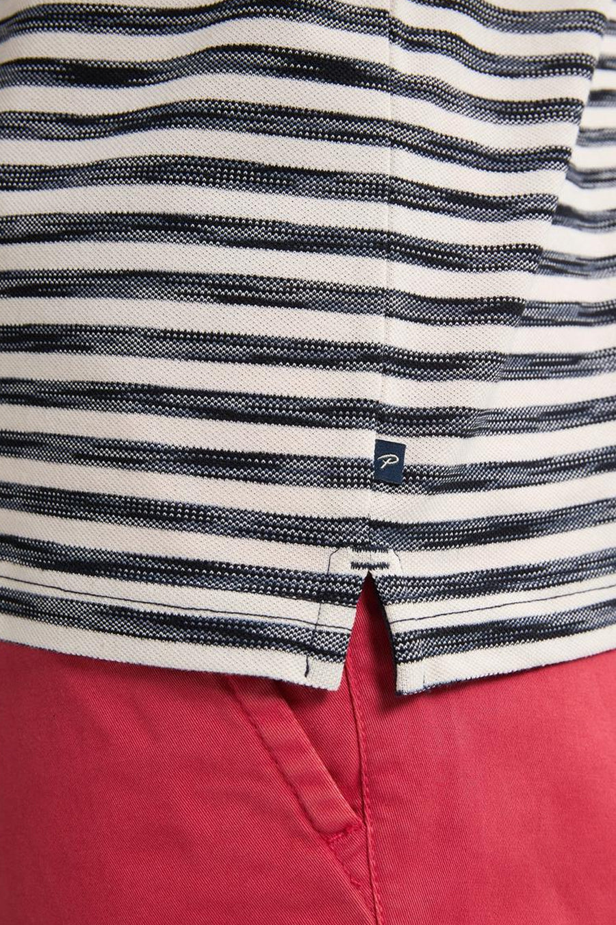 Gestreept shirt, rood broek.